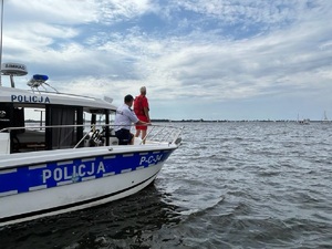 Policjanci na łodzi podczas zabezpieczania regat