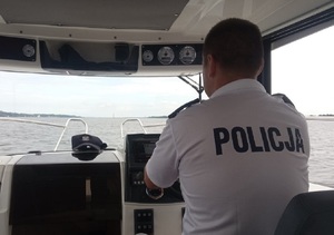 Policjanci na łodzi podczas zabezpieczania regat