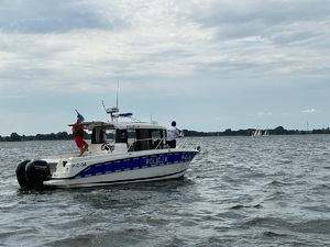 Policjanci na łodzi podczas zabezpieczania regat