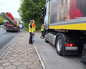 Policjanci i pracownicy Wojewódzkiego Inspektoratu Ochrony Środowiska podczas wspólnych działań na drodze