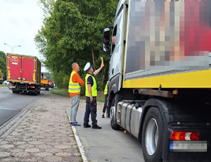 Policjanci i pracownicy Wojewódzkiego Inspektoratu Ochrony Środowiska podczas wspólnych działań na drodze