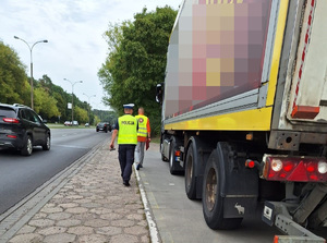 Policjanci i pracownicy Wojewódzkiego Inspektoratu Ochrony Środowiska podczas wspólnych działań na drodze