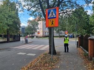 Policjanci ruchu drogowego podczas sprawdzania oznakowania przed szkołami