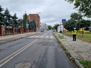 Policjanci ruchu drogowego podczas sprawdzania oznakowania przed szkołami