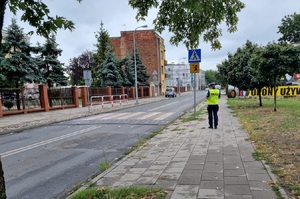 Policjanci ruchu drogowego podczas sprawdzania oznakowania przed szkołami