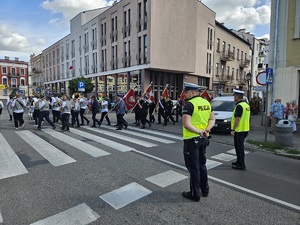 Policjanci podczas uroczystości pod pomnikiem