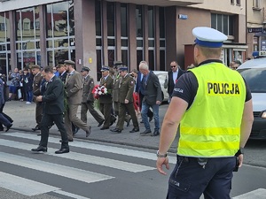 Policjanci podczas uroczystości pod pomnikiem