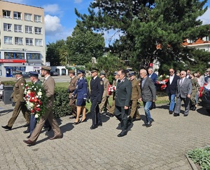 Policjanci podczas uroczystości pod pomnikiem