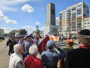 Policjanci podczas uroczystości pod pomnikiem