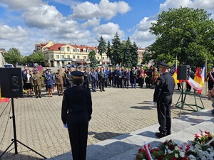 Policjanci podczas uroczystości pod pomnikiem