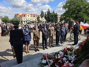 Policjanci podczas uroczystości pod pomnikiem