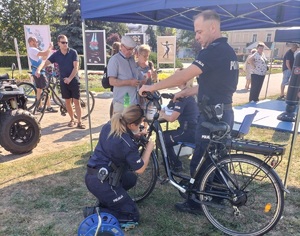 Policjanci podczas pikniku znakują rowery