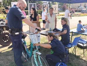 Policjanci podczas pikniku znakują rowery