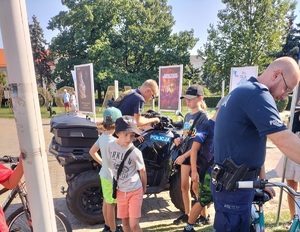 Policjanci podczas pikniku znakują rowery