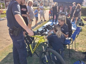 Policjanci podczas pikniku znakują rowery