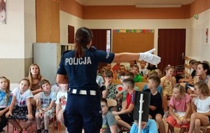 Policjanci podczas spotkania z dzień w szkole