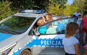 Policjanci podczas spotkania z dzień w szkole