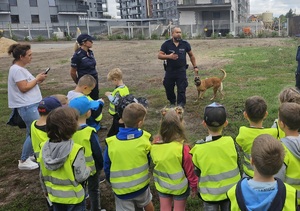 Policjanci podczas prezentowania dzieciom sprzętu