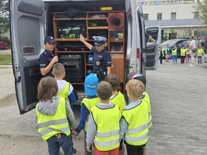 Policjanci podczas prezentowania dzieciom sprzętu