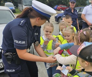 Policjanci podczas prezentowania dzieciom sprzętu
