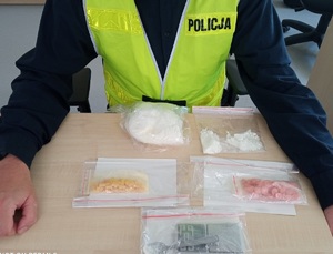 Zabezpieczone przez policjantów narkotyki w postaci białego proszku i tabletek