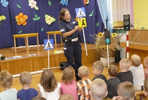 Policjantka podczas pogadanki z dziećmi