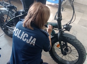 policjantka graweruje ramę roweru