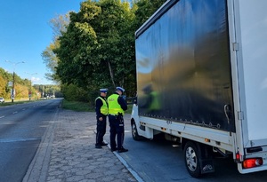 Policjanci podczas działań na drodze