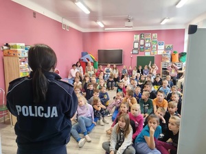 Policjantka podczas spotkania z dziećmi w szkole