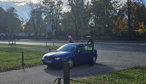 Policjanci podczas działań na drodze