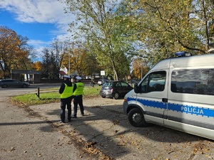 Policjanci podczas działań na drodze