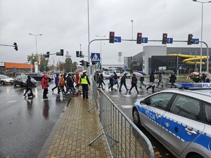 Policjanci podczas działań na drogach podczas kierowania ruchem