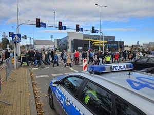 Policjanci ruchu drogowego podczas działań przy cmentarzach