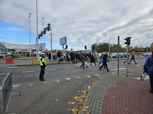 Policjanci ruchu drogowego podczas działań przy cmentarzach