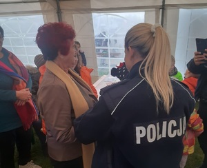 Policjanci podczas spotkania z młodzieżą i seniorami