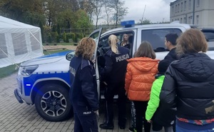 Policjanci podczas spotkania z młodzieżą i seniorami