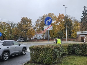 Policjanci podczas działań w rejonie cmentarzy