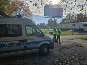 Policjanci podczas działań w rejonie cmentarzy