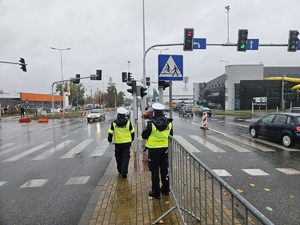 Policjanci podczas działań w rejonie cmentarzy