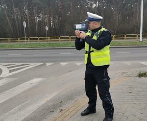 Policjant ruchu drogowego podczas działań na drodze