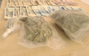 Zabezpieczona przez policjantów marihuana i banknoty