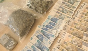 Zabezpieczona przez policjantów marihuana i banknoty
