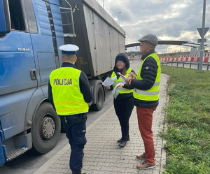 Policjanci i inspektorzy ochrony środowiska podczas kontroli pojazdu ciężarowego