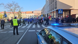 Policjanci podczas zabezpieczenia uroczystości z okazji Obchodów Święta Niepodległości.