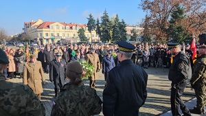 Policjanci podczas zabezpieczenia uroczystości z okazji Obchodów Święta Niepodległości.