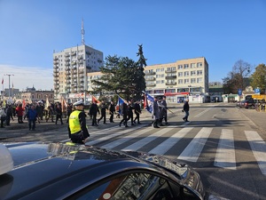 Policjanci podczas zabezpieczenia uroczystości z okazji Obchodów Święta Niepodległości.