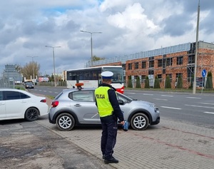 Policjant podczas działań na drodze