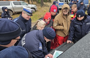 Służby podczas ćwiczeń na terenie leśnym i przywodnym