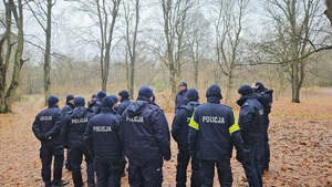 Służby podczas ćwiczeń na terenie leśnym i przywodnym