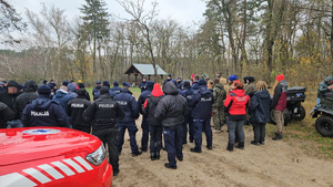 Służby podczas ćwiczeń na terenie leśnym i przywodnym